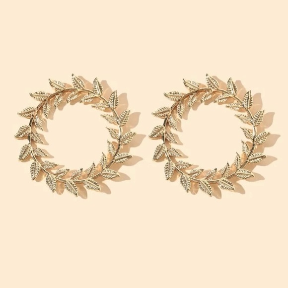 Leaf Design Round Stud Earrings - Picture 2 of 3